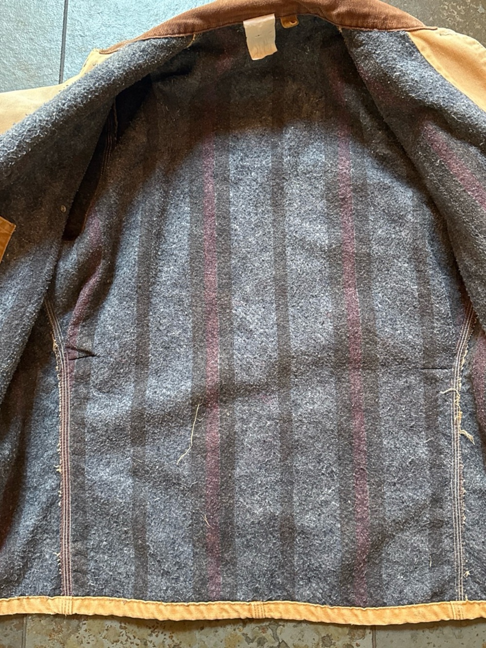 Vintage distressed Carhartt men’s  Tan Utility Jacket with Brown Corduroy Collar - Picture 6 of 8
